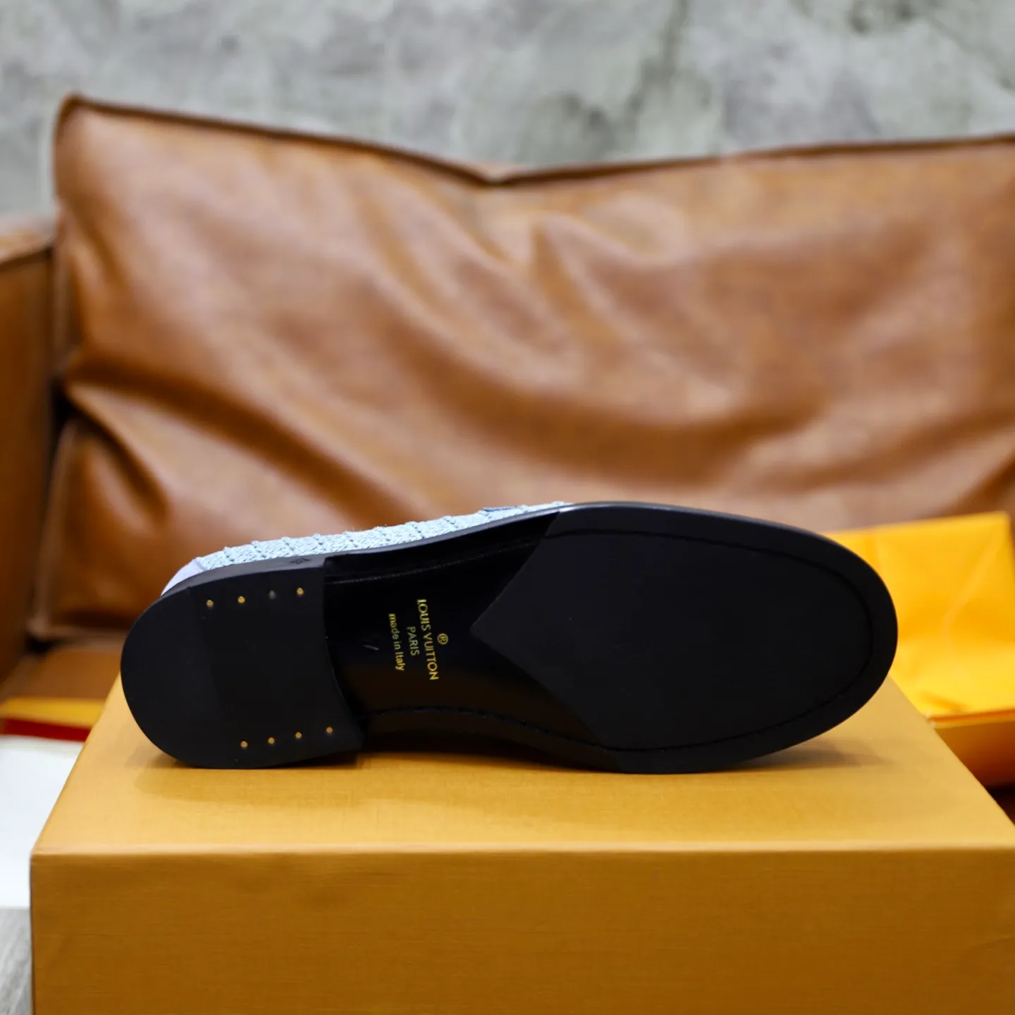 Men's shoes 💰: 💰900LV Louis Vuitton slip-on loafers, top quality products produced in Dongguan, ready for sale! This LV Glove loafer is made of selected soft cowhide, with a slightly wrinkled leather surface and a very high-end texture. Each pair is unique. The leather surface is light and soft, with a fine texture and good luster. It is a classic loafer style, with exquisite handmade mark stitching on the toe, and a square toe configuration to highlight the classic style. The horizontal band has hot-printed LV three-dimensional letters, semi-solid handcrafts and a genuine leather outsole, and a rubber patch on the heel to create wear-resistant performance and comfort. One of the must-have loafers for men! Comes with full original packaging! Code number: 38-39-40-41-42-43-44 (38, 45, 46 customized) standard leather shoe code